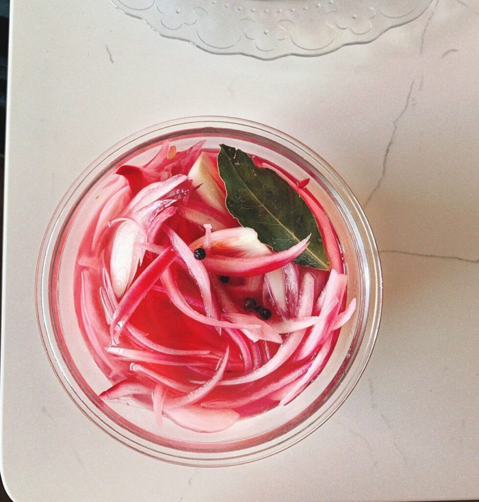 How to Make Homemade Pickled Red Onions (Cebolla Curtida)